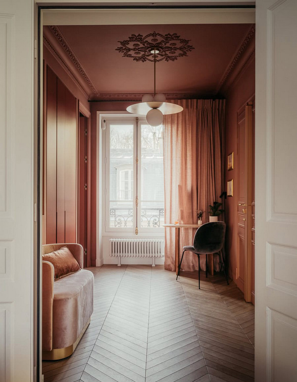 Tapicerowane meble w stylu francuskim; źródło: https://www.verocotrel.fr/