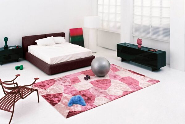 Aranżacja salonu z dywanem Camouflage Cappellini – nowoczesne wnętrze, minimalistyczne meble