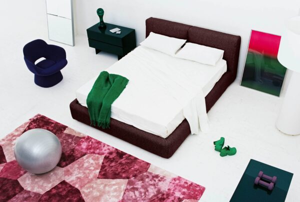Minimalistyczna sypialnia z łóżkiem tapicerowanym Oblong Plus Bed Cappellini